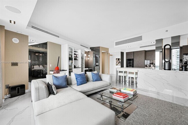 Building Photo - 1000 South Pointe Dr