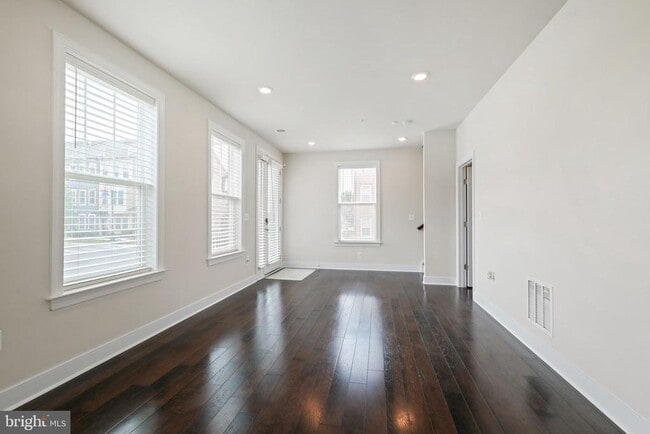 Building Photo - 143 Rubens Dr
