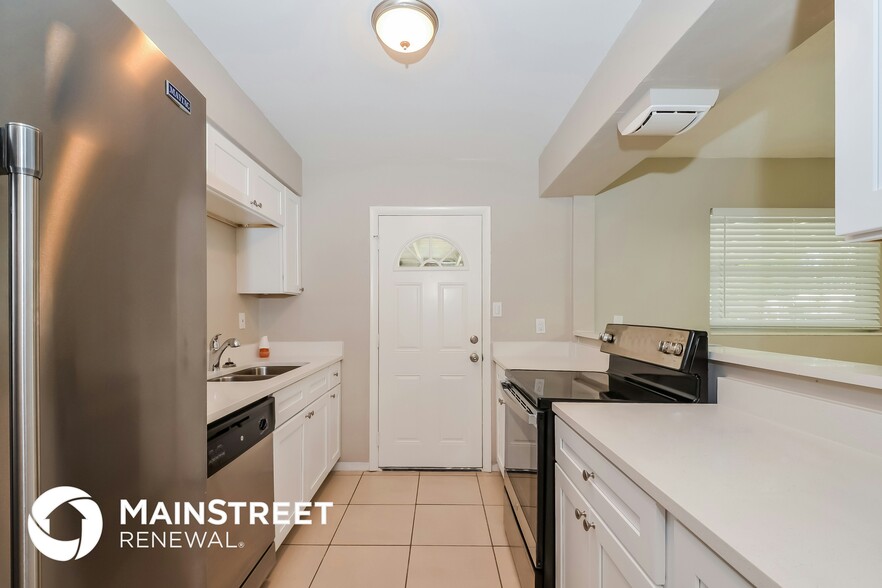 Building Photo - 3211 21st Ave Dr W