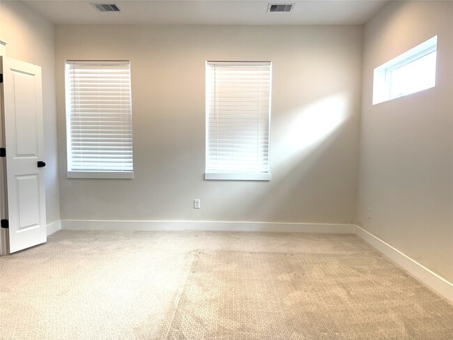 Building Photo - 5338 Donovan Gdns Ln