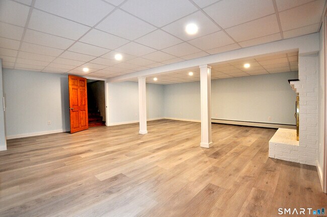 Building Photo - 84 Holcomb St