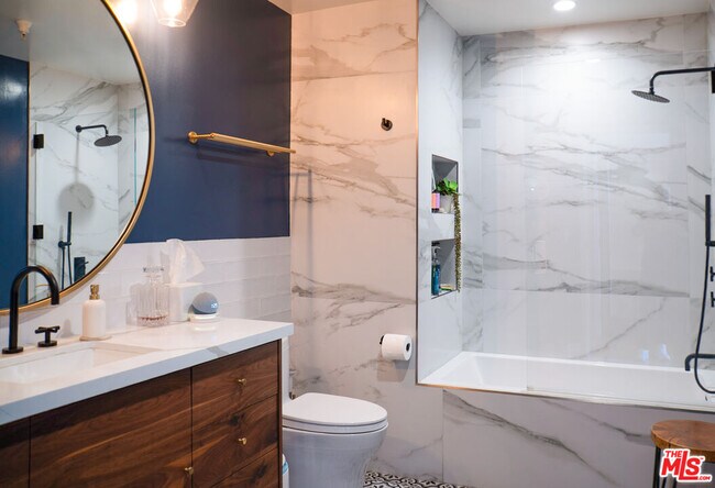 Building Photo - 460 S Spring St