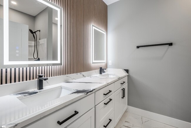 Building Photo - 610 N Shamrock Ave