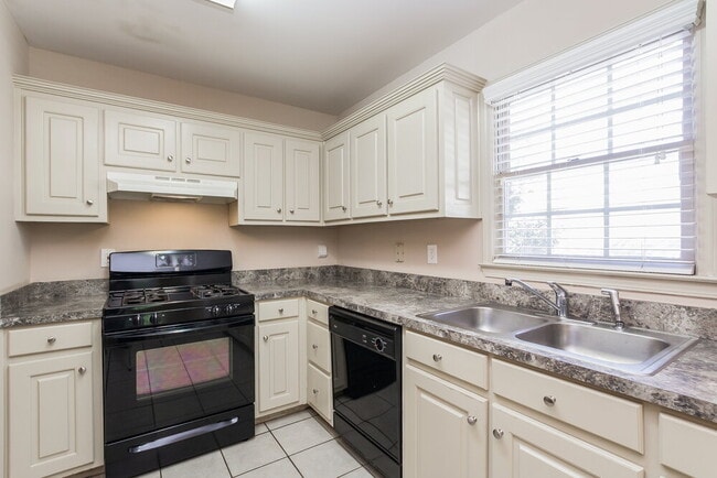 Building Photo - 605 Oxford Crest Ct NW