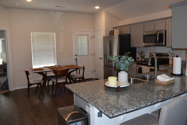 Building Photo - 515 Ashwood St