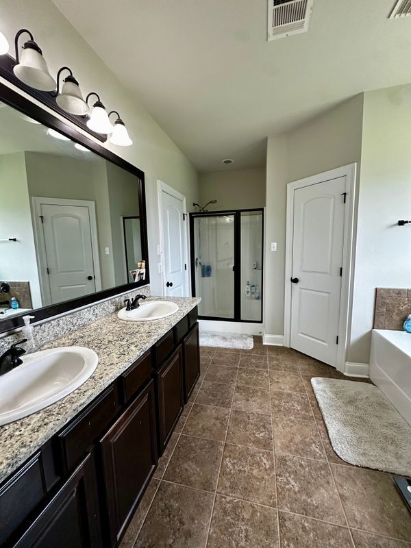Building Photo - 162 Chestnut Ridge Dr