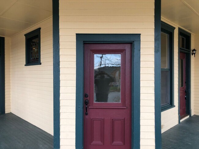 Building Photo - 411 S 8th St