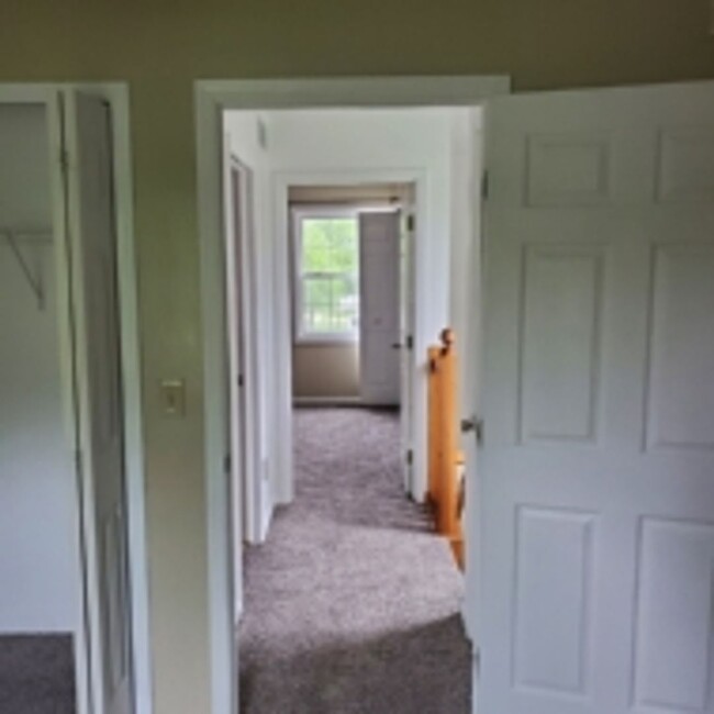 Building Photo - 2/3 Bed Room 1 ½ Townhouse for rent.