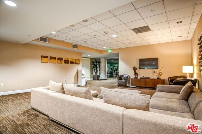 Building Photo - 3223 W 6th St