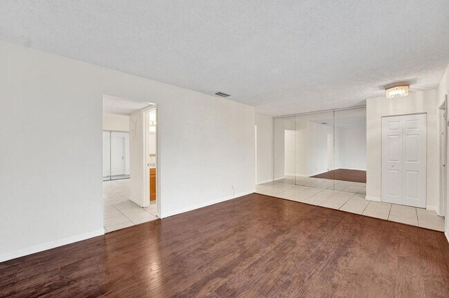 Building Photo - 3 BR / 3 BA + Patio + Parking AVAIL 8/1