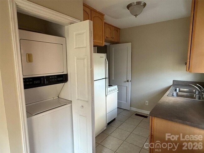 Building Photo - 524 Wakefield Dr