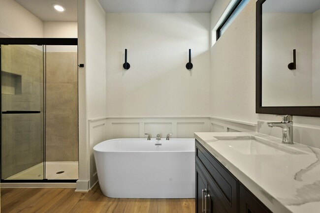 Building Photo - Stunning 2-bedroom, 2-bathroom Townhome In...