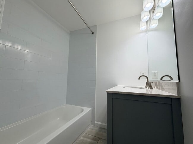 Building Photo - Spacious & Updated Pasadena Townhome for Rent