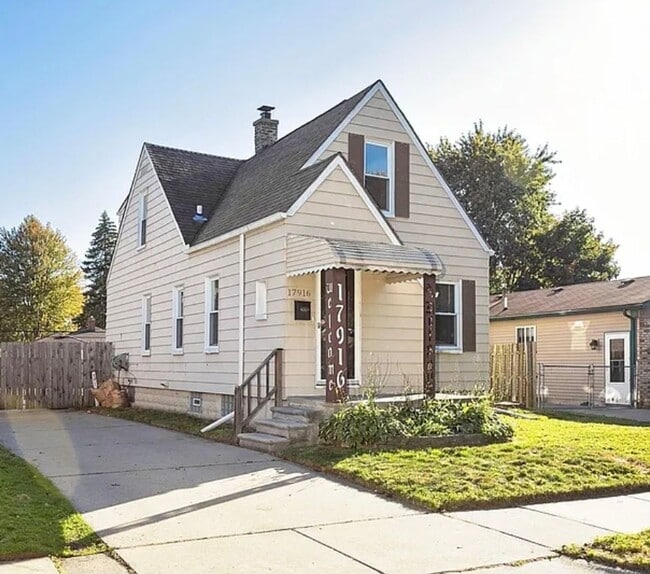 Building Photo - Updated 4 bedroom in Roseville