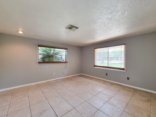 Building Photo - 1703 Raintree Dr