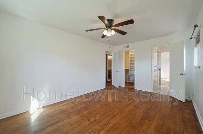 Building Photo - 1805 NE 53rd St