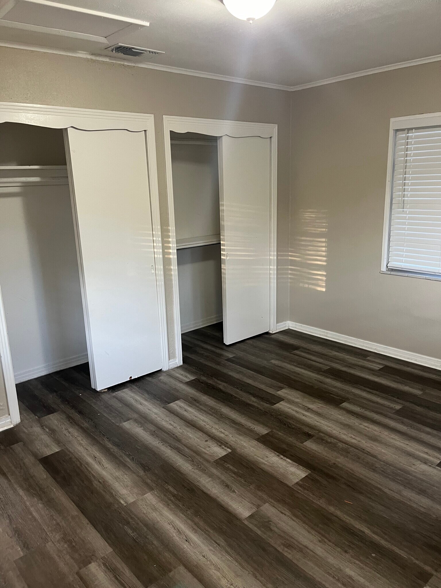 Main bedroom with two closets - 2310 E Minnehaha St