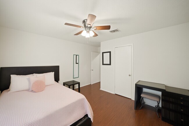 Building Photo - 411 Pickford Dr