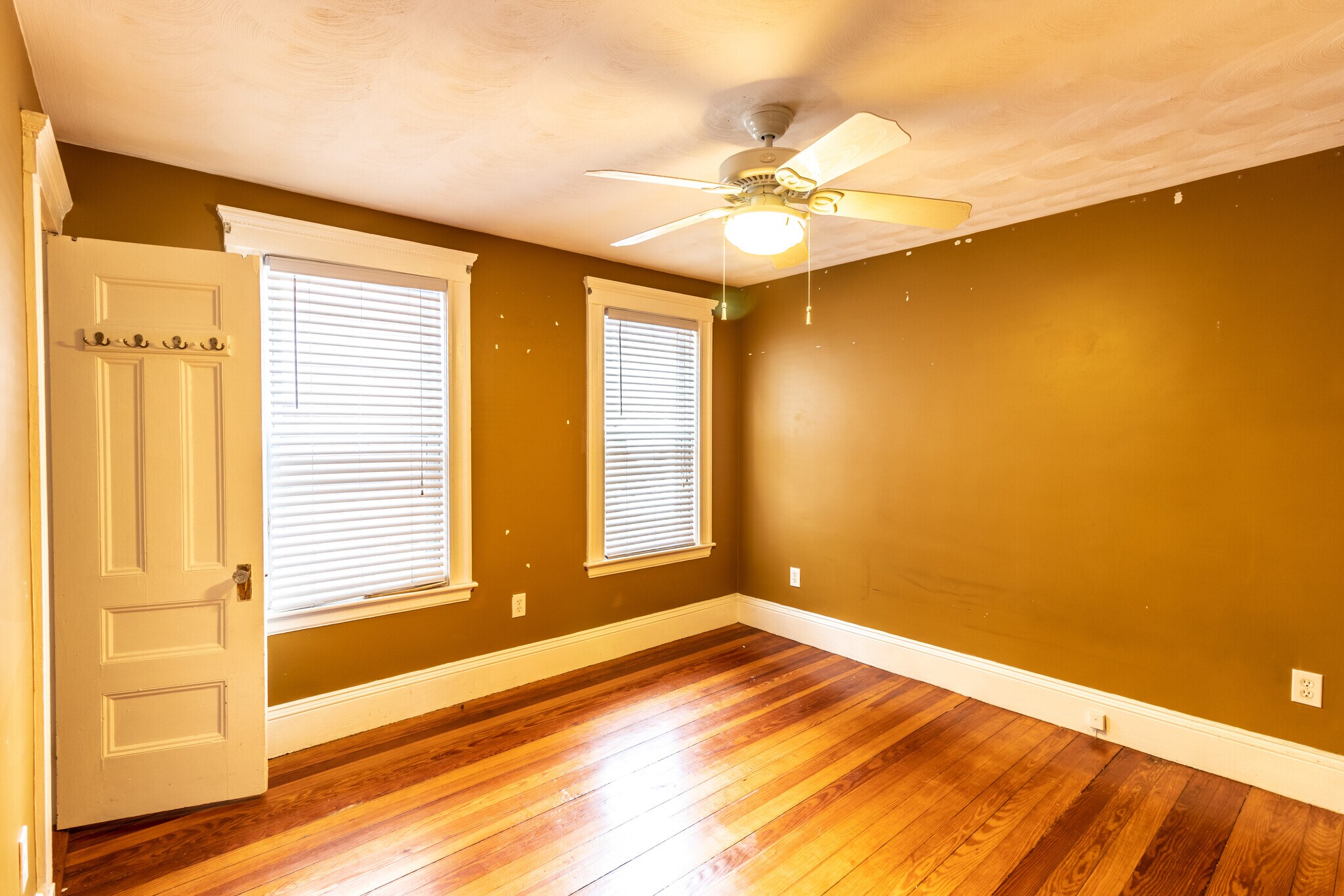 Building Photo - 162 Walnut St