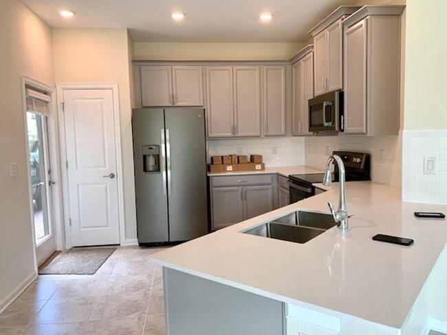 Building Photo - 5 Bedroom / 3 Bath Town home with 2 car garage