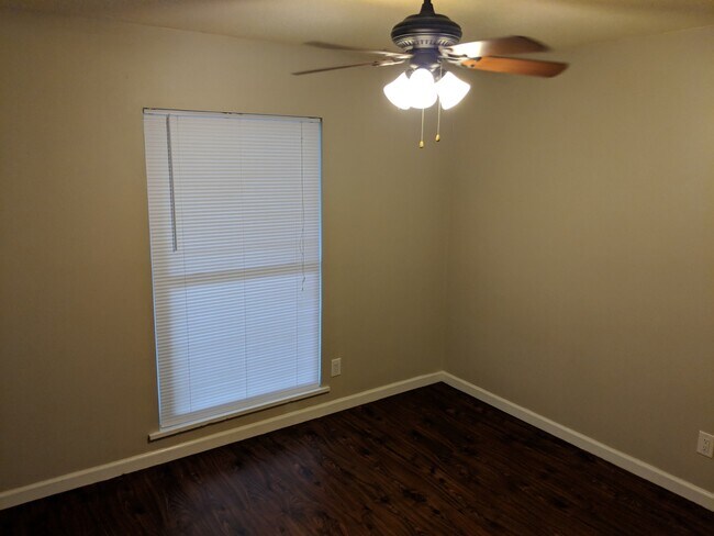 Building Photo - Awesome 4 bed/ 2 bath home located just of...