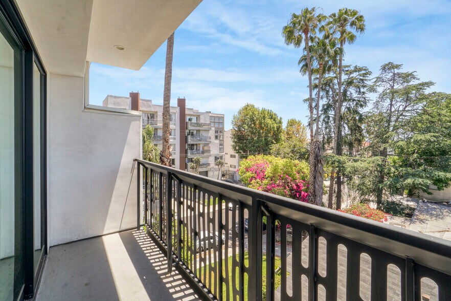 Building Photo - 1447 N Martel Ave