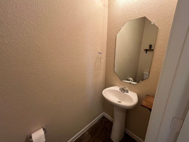 Building Photo - Perfect 3/2.5 - Tall Ceilings and in Immac...