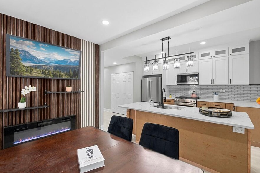 Building Photo - 1809 W Armitage Ave