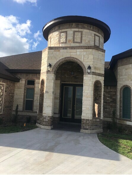 Building Photo - 3873 Tolosa St