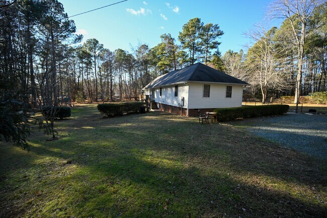 Building Photo - Stunning 3BR / 3BA Home on 2.48 Acres – Hillsborough, NC