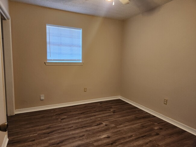Building Photo - 2131 Woodside Dr