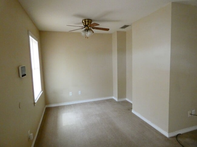 Building Photo - 2 bedroom, 1 bath