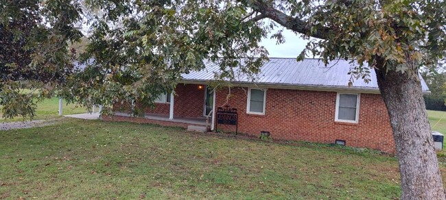 Building Photo - Beautiful 3 Bedroom 1 Bath, Brick Home wit...