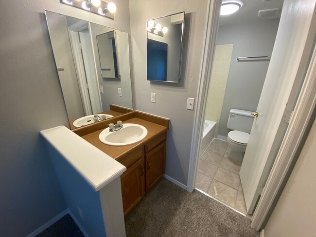 Building Photo - Large 2 bed 1 bath Top Floor Condo