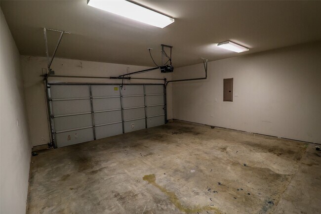Building Photo - 2306 Wipprecht St