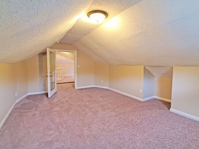 Building Photo - Beautifully Updated 4-Bedroom Home Near Mo...