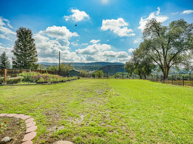 Building Photo - 1936 Crestview Dr