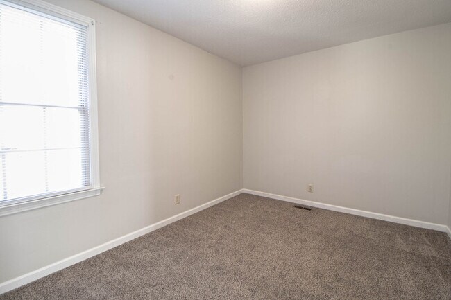 Building Photo - 810 Golf View Pl