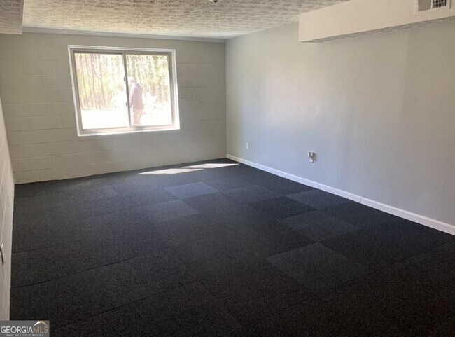 Building Photo - 19 Oak Hill Dr