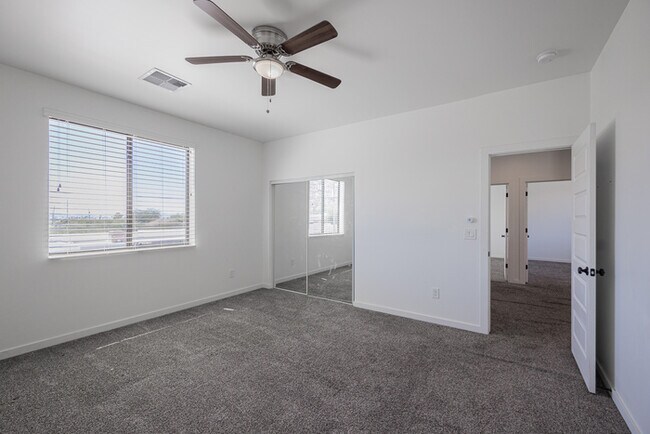Building Photo - 1409 E Shangri La Rd