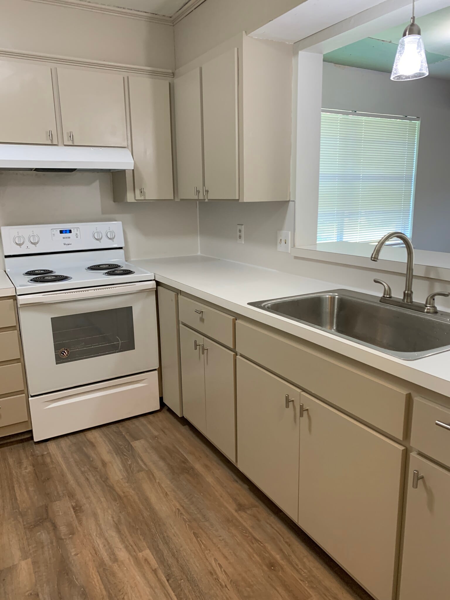 Building Photo - 902 W Edgewater St