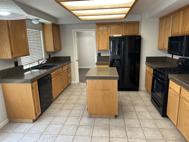 Building Photo - Beautiful 4 Bed/3 Bath Tracy Home with Pool and Fresh Paint