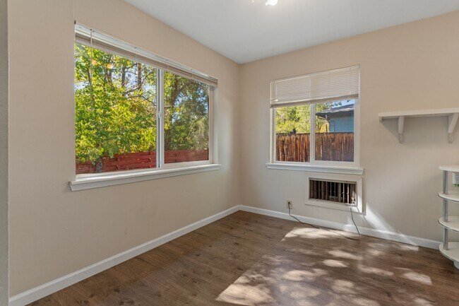 Building Photo - Duplex property in Midtown