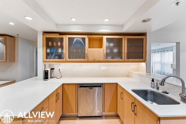 Building Photo - Fully Furnished Condo (2 Bed/2 Bath + Den) Nestled in the Coveted Newport Heights Community!