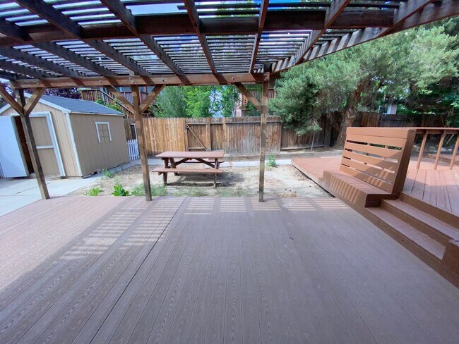 Building Photo - Modern 4 Bedroom, 3 Bath House - Near Died...