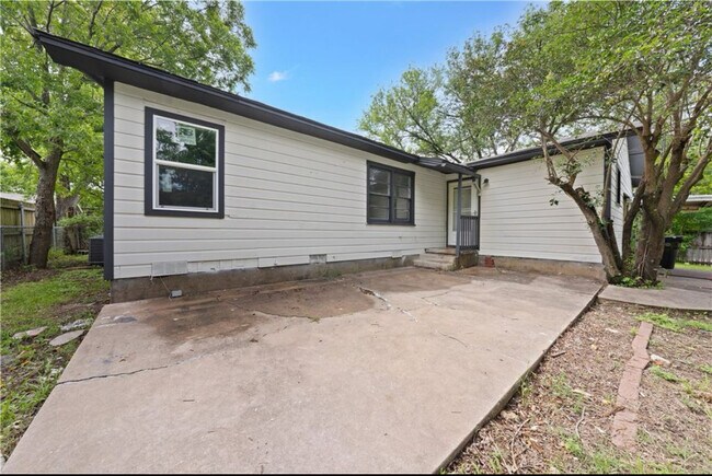 Building Photo - 1133 Lawrence Dr