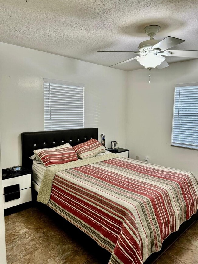 Building Photo - 4942 Dillon St