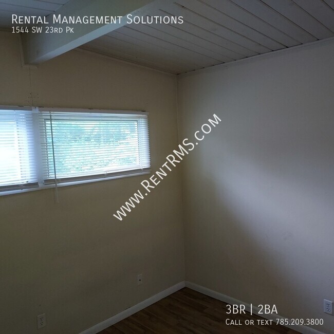 Building Photo - 1544 SW 23rd Park