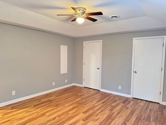 Building Photo - Centrally Located in St. B! 3 Bedrooms and 2.5 Baths! Fenced Backyard! Short term lease available!