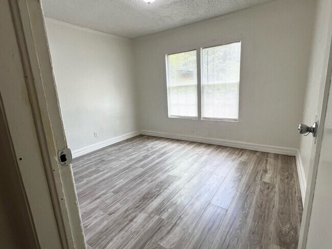 Building Photo - Huge 2 bed 1 bath